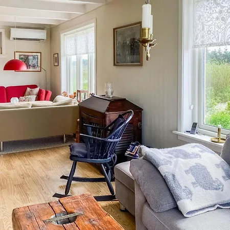 Front In With Kitchen Holiday home