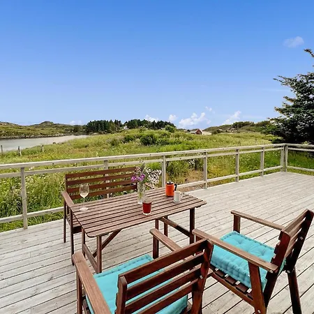 Front In With Kitchen Holiday home *
