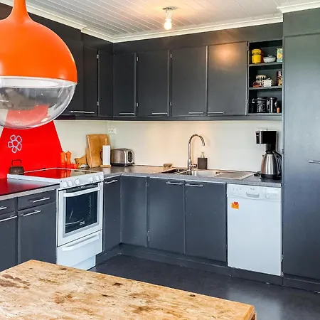 Front In With Kitchen *